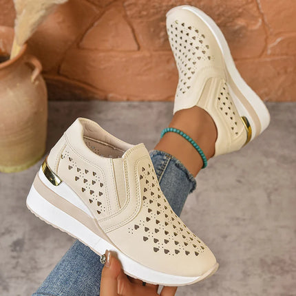2025 Nuove scarpe da ginnastica con zeppa scavate da donna Plus Size Mocassini con suola spessa in pelle Pu Donna Slip On Scarpe casual traspiranti Donna