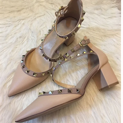 Scarpe da donna di marca famose Borchie dorate Copri tacchi Sandali da 4 cm Cinturino incrociato Décolleté in pelle a specchio Punta a punta Tacchi a spillo moda 33-42 platinumshop