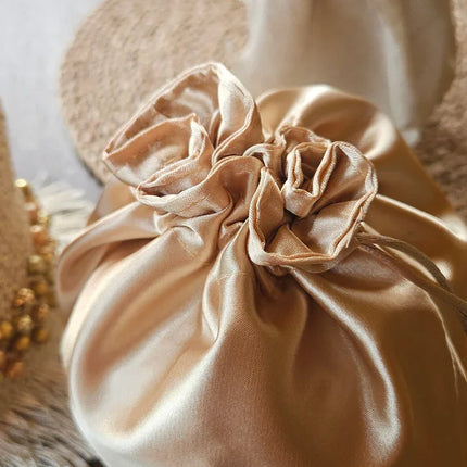 Borsa a Secchiello di Lusso in Crochet, Design Esclusivo con Strass e Frange, Manico Rigido e Chiusura Arricciata, Finiture Brillanti ed Eleganti, Ideale per Eventi e Look di Alta Classe