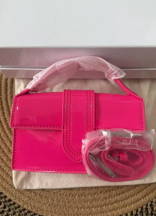 Borsa piccola rettangolare in similpelle lucida retrò per donna, con cinturino decorativo centrale, trasformabile in borsa a tracolla.