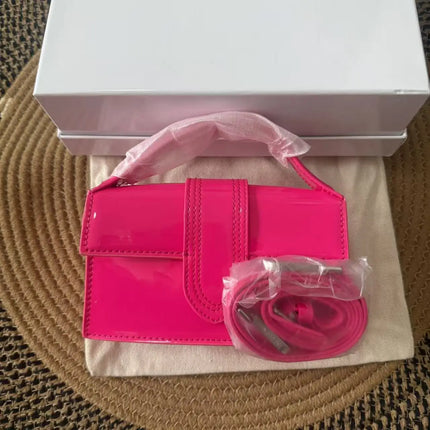 Borsa piccola rettangolare in similpelle lucida retrò per donna, con cinturino decorativo centrale, trasformabile in borsa a tracolla.