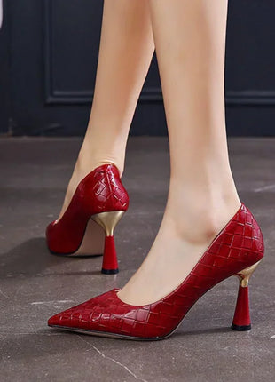 Scarpe da donna 2025 Tacchi alti Calzature estive da donna Punta a punta Décolleté rossi Sera su tacco Casual Stile sociale coreano Slip