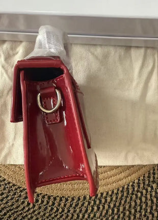 Borsa piccola rettangolare in similpelle lucida retrò per donna, con cinturino decorativo centrale, trasformabile in borsa a tracolla.