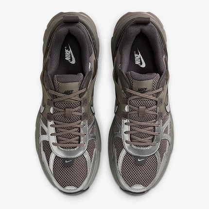 Nike V2K Run, scarpe da corsa casual e versatili, traspiranti, a profilo basso, per il commuting urbano, per uomo, argento-marrone HQ1678-200