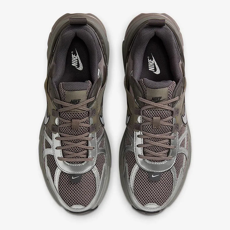 Nike V2K Run, scarpe da corsa casual e versatili, traspiranti, a profilo basso, per il commuting urbano, per uomo, argento-marrone HQ1678-200