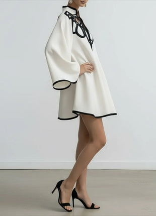 2026 Nouvelle mini-robe à col en V évidé pour femmes Manches évasées Robe plissée Printemps et