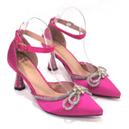 UN PAR DE ZAPATOS MAGENTA
