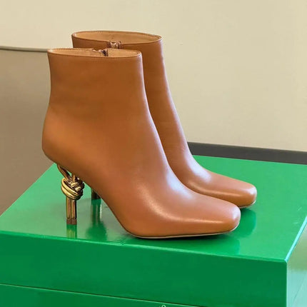 Stivali con tacco a forma di nodo in metallo da donna di nuovo arrivo Stivali con tacco alto alla caviglia Stivali eleganti con tacco a punta quadrata con cerniera laterale da ufficio