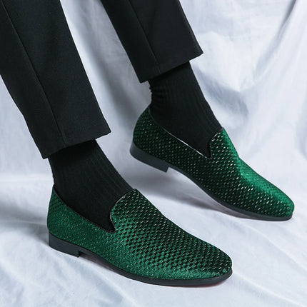 2023 nuovi mocassini da uomo in velluto scarpe di marca di lusso Slip on scarpe da sposa per feste a punta mocassini da uomo di moda nero vino rosso Flats