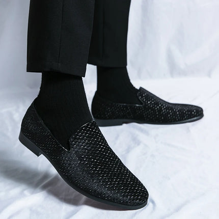 2023 nuovi mocassini da uomo in velluto scarpe di marca di lusso Slip on scarpe da sposa per feste a punta mocassini da uomo di moda nero vino rosso Flats