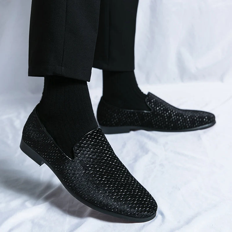 2023 nuovi mocassini da uomo in velluto scarpe di marca di lusso Slip on scarpe da sposa per feste a punta mocassini da uomo di moda nero vino rosso Flats