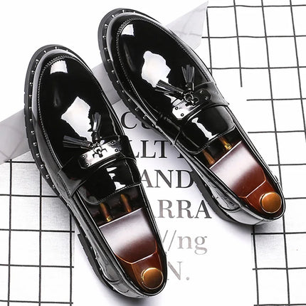 Mocassini di marca di lusso italiani Scarpe da uomo Nappa Scarpe firmate da uomo Scarpe in pelle laccata stile britannico Scarpe da sposa con fondo spesso