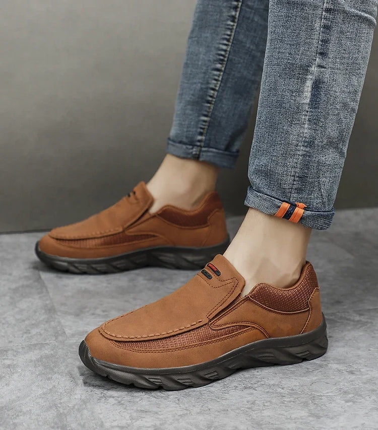 Scarpe Casual in pelle da uomo mocassini traspiranti Sneakers da uomo 2024 nuove scarpe da ginnastica piatte in pelle comode da uomo scarpe da uomo