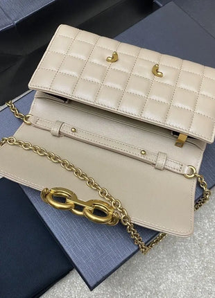 Portafoglio quadrato in pelle trapuntata beige con catena, design a patta con fibbia a catena metallica incrociata, tracolla rimovibile con catena in metallo, borsa a tracolla rettangolare da donna.