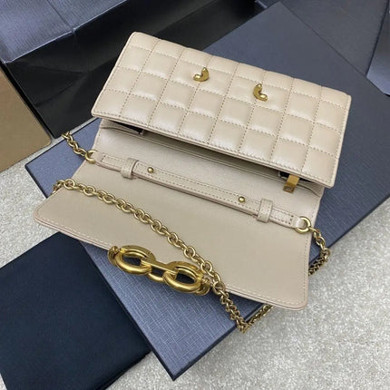 Portafoglio quadrato in pelle trapuntata beige con catena, design a patta con fibbia a catena metallica incrociata, tracolla rimovibile con catena in metallo, borsa a tracolla rettangolare da donna.