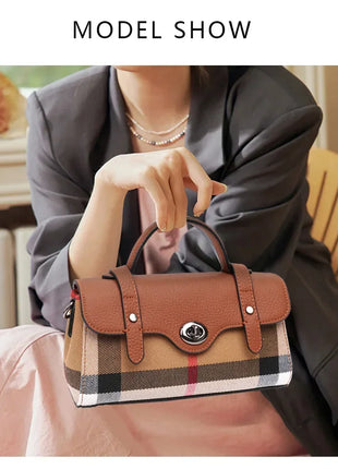 Borsa Mini Boston a Righe e Quadri in Tessuto con Finiture in Ecopelle, Chiusura a Giro e Torsione, Design con Patta, Borsa a Mano da Donna, a Tracolla, Portamonete