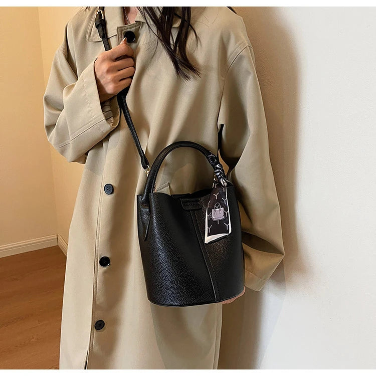 Borse a tracolla e a tracolla a secchiello in PU rosso Nero Senso del lusso Borsa a due usi da donna 2024 Moda versatile in vendita