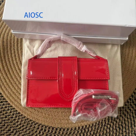 Borsa piccola rettangolare in similpelle lucida retrò per donna, con cinturino decorativo centrale, trasformabile in borsa a tracolla.