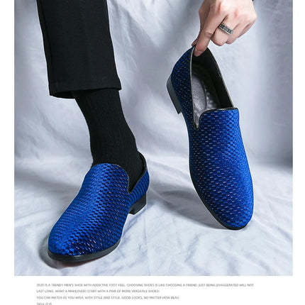 2023 nuovi mocassini da uomo in velluto scarpe di marca di lusso Slip on scarpe da sposa per feste a punta mocassini da uomo di moda nero vino rosso Flats