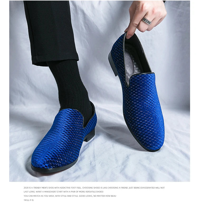 2023 nuovi mocassini da uomo in velluto scarpe di marca di lusso Slip on scarpe da sposa per feste a punta mocassini da uomo di moda nero vino rosso Flats
