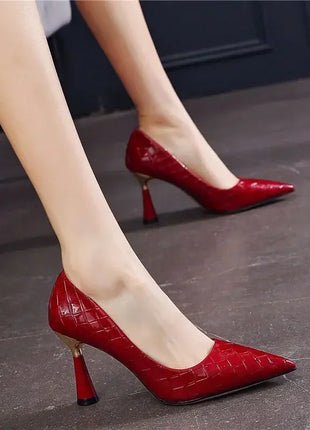 Scarpe da donna 2025 Tacchi alti Calzature estive da donna Punta a punta Décolleté rossi Sera su tacco Casual Stile sociale coreano Slip