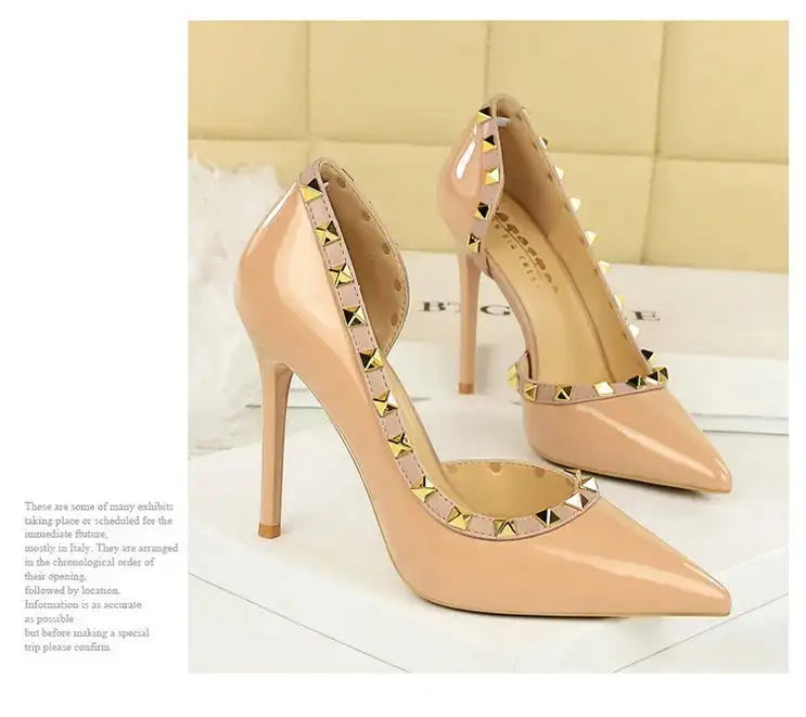 2025 Nuovo Sexy Nero Sottile Tacchi Alti 10.5 Centimetri Scarpe da Donna Testa A Punta Rivetto Pompe da Donna in Pelle Verniciata Stiletto Scarpe da Discoteca platinumshop