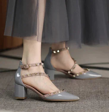 Scarpe da donna di marca famose Borchie dorate Copri tacchi Sandali da 4 cm Cinturino incrociato Décolleté in pelle a specchio Punta a punta Tacchi a spillo moda 33-42 platinumshop