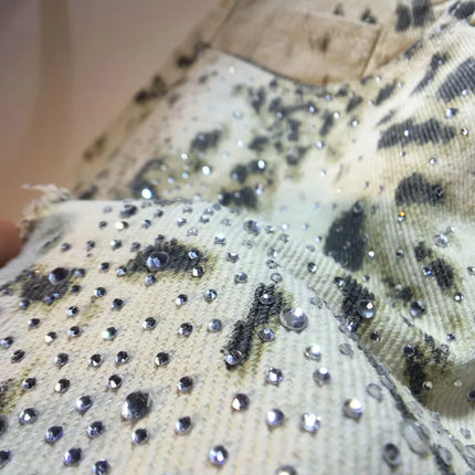 2025 Abiti estivi, Nuovi pantaloncini di jeans con bordo ruvido indossato a vita alta con perforazione a caldo per l'industria pesante, pantaloni caldi da donna