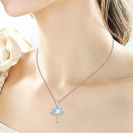 Huitan Splendida collana con ciondolo dal design di loto con imitazione pietra di luna Estetica Accessori squisiti Ciondoli Gioielli da sposa