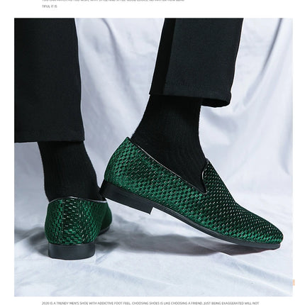 2023 nuovi mocassini da uomo in velluto scarpe di marca di lusso Slip on scarpe da sposa per feste a punta mocassini da uomo di moda nero vino rosso Flats