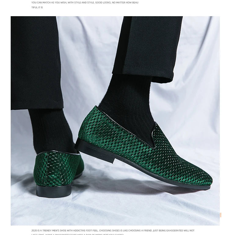 2023 nuovi mocassini da uomo in velluto scarpe di marca di lusso Slip on scarpe da sposa per feste a punta mocassini da uomo di moda nero vino rosso Flats