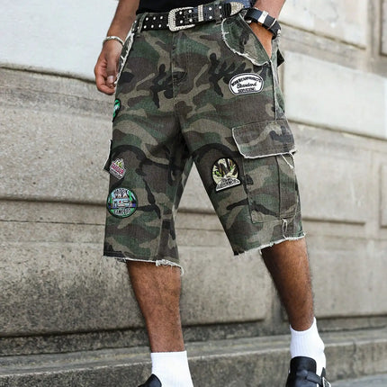 Pantaloncini di jeans estivi da uomo. Camouflage: pantaloncini in denim con toppe colorate per indumenti da lavoro. Moda di strada. Stile casual hip-hop retrò di strada