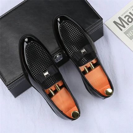 Mocassini con papillon da uomo Moda nuovi da uomo in pelle verniciata a punta Scarpe basse da lavoro Designer Calzature per abito da sposa per ritorno a casa