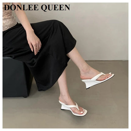 Marque de mode Compensée Pantoufle Présentations fabricants de jeux Clip d'orteil Tongs Sandales à lanières étroites Chaussures décontractées Pantoufle femme Sandalia Mujer