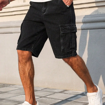 Pantaloncini neri in denim estivo da uomo. Stile di abbigliamento da lavoro. Per il tempo libero quotidiano. Creare una strada alla moda: look in stile.