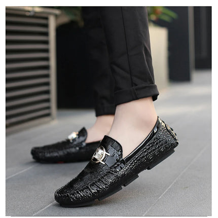 Scarpe da uomo slip-on modello coccodrillo 2025 Primavera ed estate Moda britannica alla moda in pelle lucida lucida pigra casual Beanie scarpe fatte a mano
