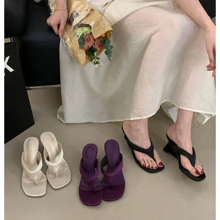 Marque de mode Compensée Pantoufle Présentations fabricants de jeux Clip d'orteil Tongs Sandales à lanières étroites Chaussures décontractées Pantoufle femme Sandalia Mujer