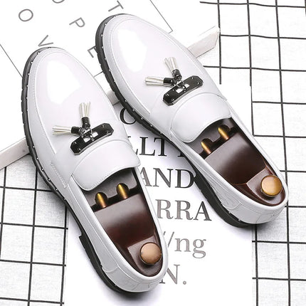 Mocassini di marca di lusso italiani Scarpe da uomo Nappa Scarpe firmate da uomo Scarpe in pelle laccata stile britannico Scarpe da sposa con fondo spesso