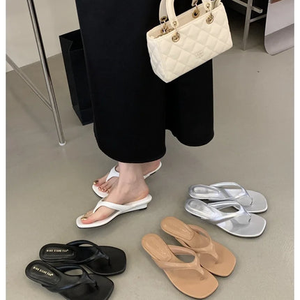 Marque de mode Compensée Pantoufle Présentations fabricants de jeux Clip d'orteil Tongs Sandales à lanières étroites Chaussures décontractées Pantoufle femme Sandalia Mujer
