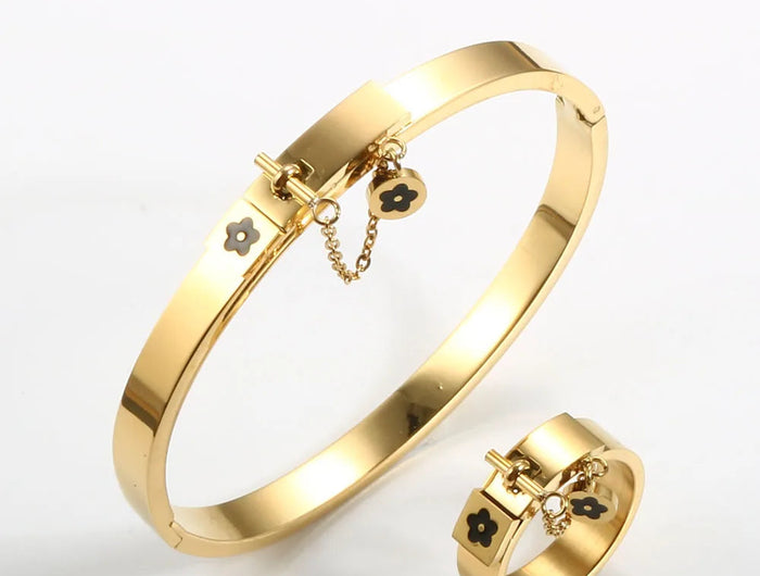 Set di gioielli di moda di lusso in acciaio inossidabile Set di gioielli da donna dorati Bracciale con ciondolo a forma di fiore Anelli per uomo Set di gioielli da donna regalo platinumshop