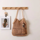 Borsa tote all'uncinetto per donna Borsa in maglia traforata bianca con ciondolo con frange di perline Cinghie lunghe regolabili Borsa da spiaggia Boho