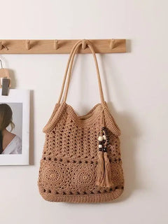 Borsa tote all'uncinetto per donna Borsa in maglia traforata bianca con ciondolo con frange di perline Cinghie lunghe regolabili Borsa da spiaggia Boho