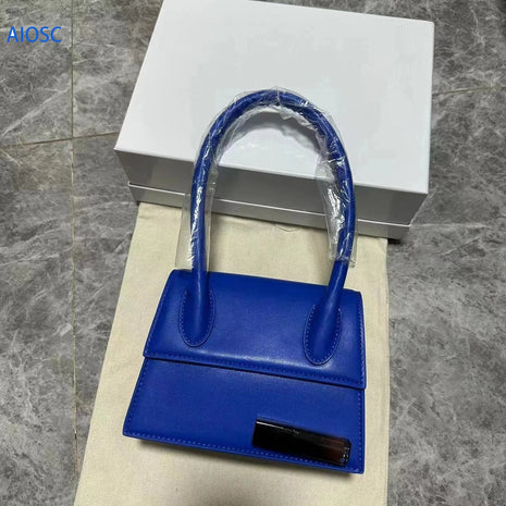 Borsa Retrò Minimalista con Manico Superiore per Donna, in Pelle Liscia con Manico Curvo Spesso e Logo Metallico Orizzontale sul Fronte