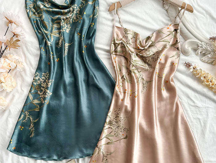 Set di camicie da notte da donna eleganti con stampa ciliegia e abiti con cinturino. Indumenti da notte comodi in 2 pezzi