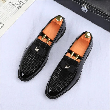 Mocassini con papillon da uomo Moda nuovi da uomo in pelle verniciata a punta Scarpe basse da lavoro Designer Calzature per abito da sposa per ritorno a casa