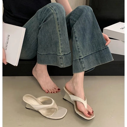 Marque de mode Compensée Pantoufle Présentations fabricants de jeux Clip d'orteil Tongs Sandales à lanières étroites Chaussures décontractées Pantoufle femme Sandalia Mujer