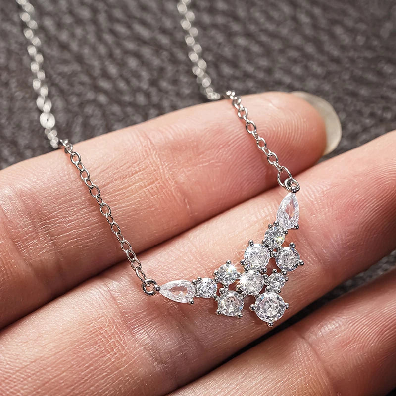 Huitan Collana con ciondolo da donna intarsiato brillante CZ Accessori estetici per fidanzamento Matrimonio Festa di moda Regalo di gioielli affascinanti