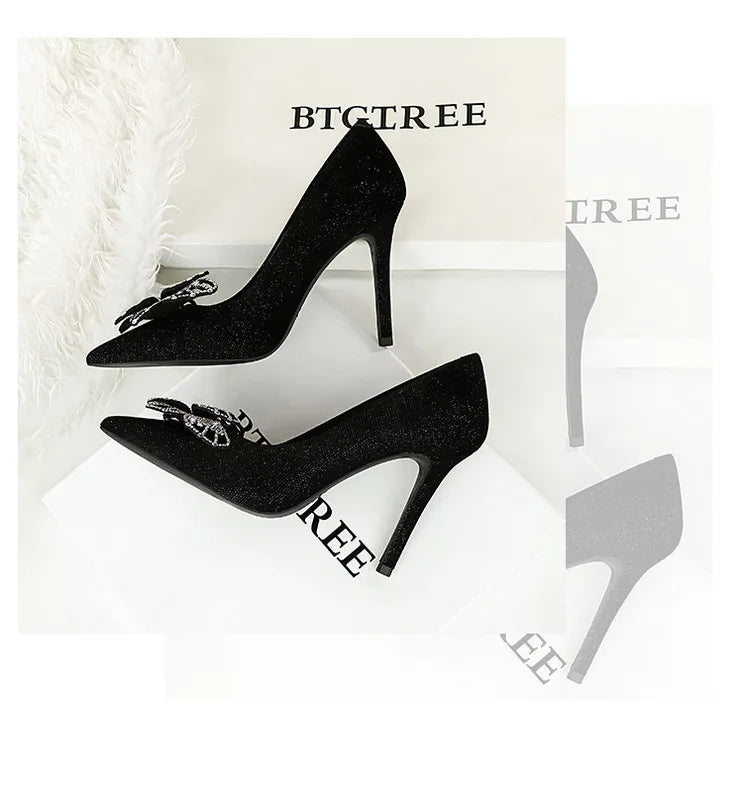 BIGTREE Scarpe Designer Nuove donne Décolleté Strass Farfalla Nodo Punta a punta Flock 10CM Tacchi sottili Scarpe da donna mature super alte
