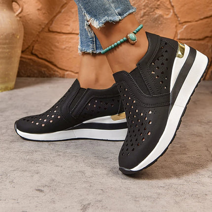 2025 Nuove scarpe da ginnastica con zeppa scavate da donna Plus Size Mocassini con suola spessa in pelle Pu Donna Slip On Scarpe casual traspiranti Donna