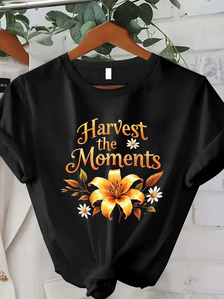 Comoda maglietta con stampa da donna T-shirt floreale Harvest the Moments |   Maglietta da donna ispirata all'autunno